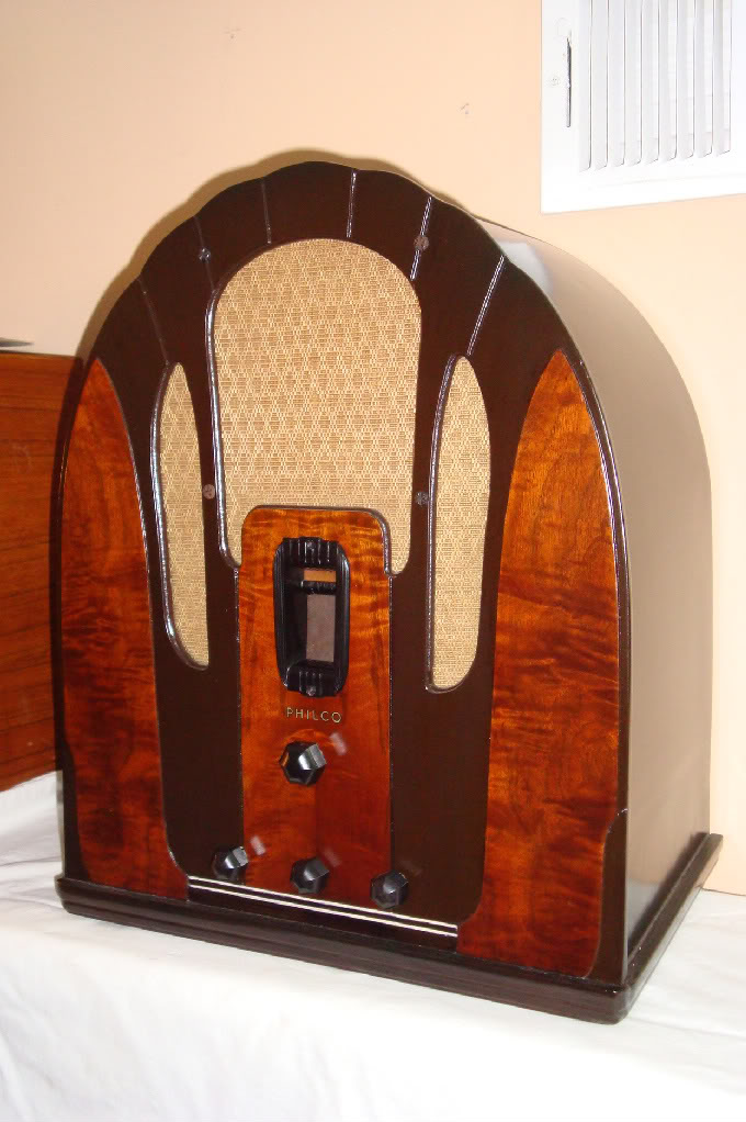 The PHILCO Phorum Take a look! Model 144B Cathedral